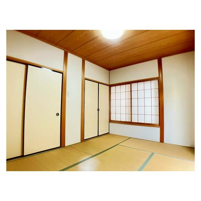 「洋室」約7帖・収納付きの洋室です。