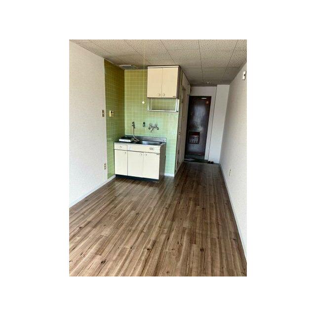 広くて明るい寝室