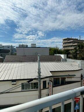 暖かな日差しのふりそそぐバルコニー