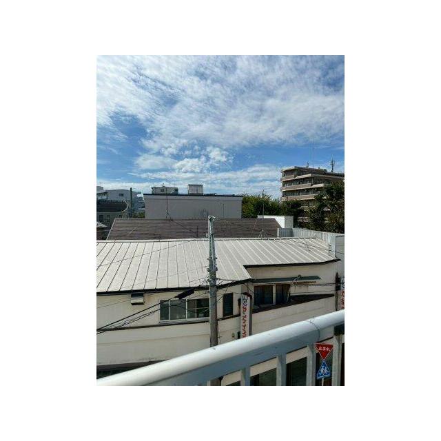 暖かな日差しのふりそそぐバルコニー