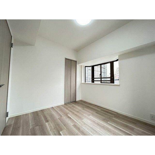 約５．５帖洋室「バルコニー付きで２面採光のお部屋です。」
