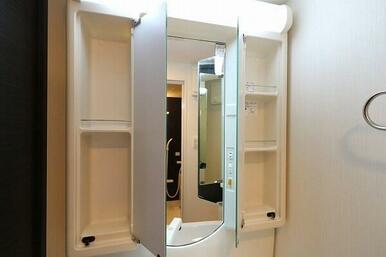 鏡の裏にも小物収納スペースがあります。