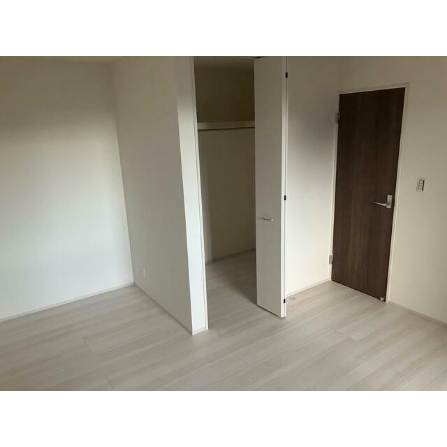 お洋服好きならコーディネートに悩むのも楽しみのひとつ（1号棟）