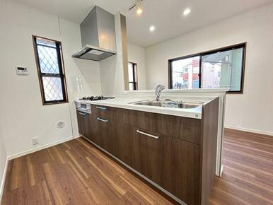 お皿洗いのしやすい高さと広さを備えたシンクスペース