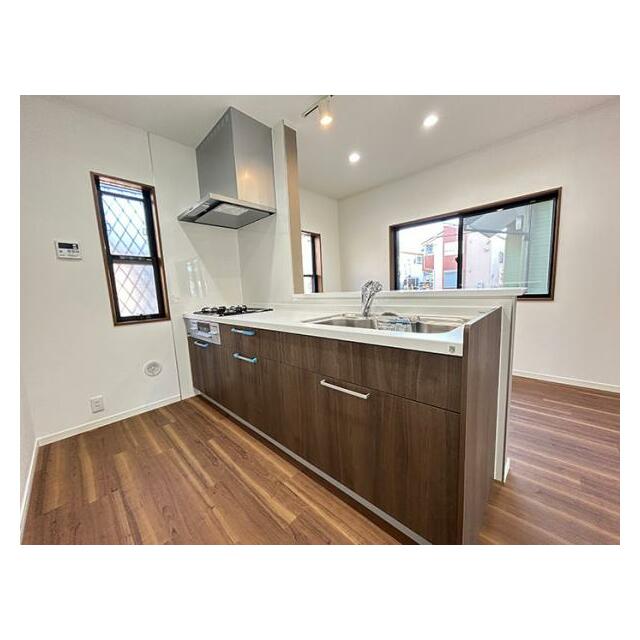 お皿洗いのしやすい高さと広さを備えたシンクスペース