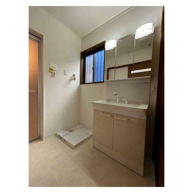 洗面台新品交換済み、洗面所には洗濯パン付き