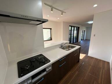 キッチンからリビングを見渡せます