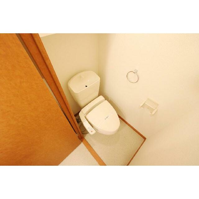 快適な温水洗浄便座付きトイレになります。