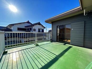 バルコニー「広々としていて日当たりも良好です。」