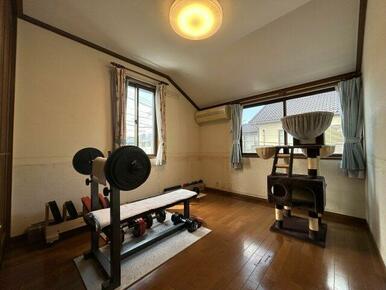 洋室の一部は勾配天井になっています。