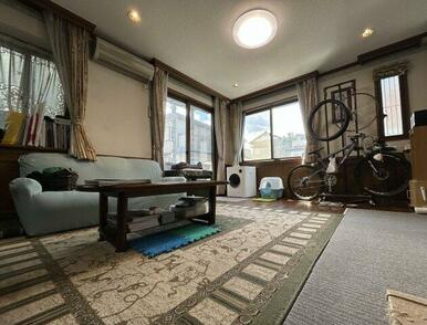 リビングは広々としていて、二面採光で明るいです。