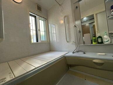 手すり付きの綺麗なユニットバスです。大きめの窓もあります