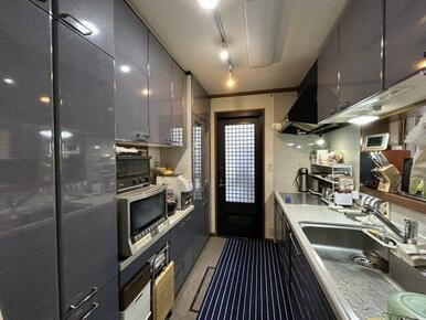 レール照明で明るいキッチン♪お料理も映えます！