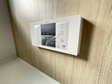 ボタンひとつでお湯張りや追い焚き、温度調整までしてくれる便利なオートバス機能付き！