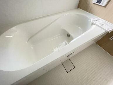 浴槽内はベンチ付きなので半身浴や親子一緒に入浴が楽しめます♪