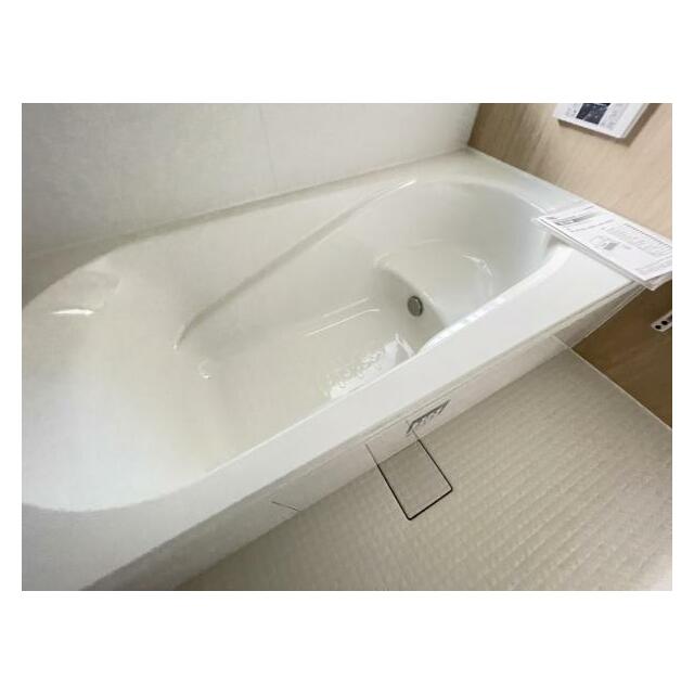 浴槽内はベンチ付きなので半身浴や親子一緒に入浴が楽しめます♪