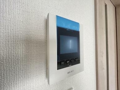 訪問者がひと目でわかるモニター付きインターホンを標準装備。お子さまのお留守番にも安心です！