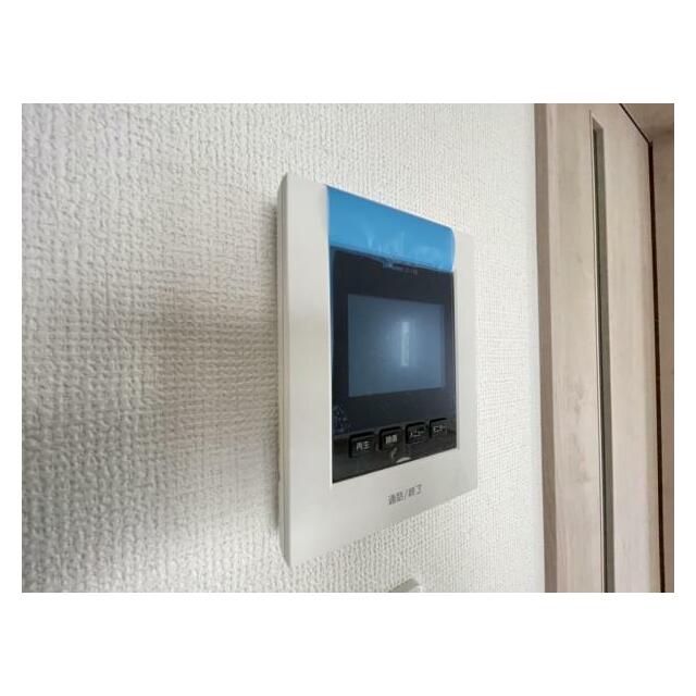 訪問者がひと目でわかるモニター付きインターホンを標準装備。お子さまのお留守番にも安心です！