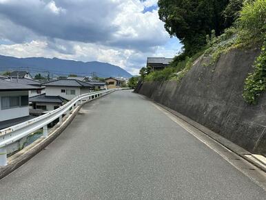 北東側前面道路：幅員約５．７ｍ