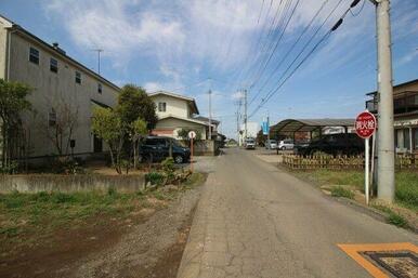 2021年4月撮影　東側から前面道路を西方向へ