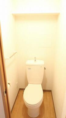 ※他部屋参考写真・トイレ上部に棚が有ります