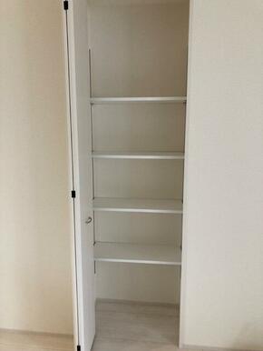 クローゼットや本棚、趣味の保管庫と自由に活用できる収納空間（1号棟）