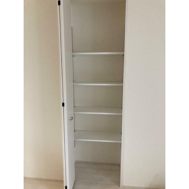 クローゼットや本棚、趣味の保管庫と自由に活用できる収納空間（1号棟）