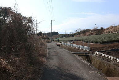 この道路から私道へ入っていきます。