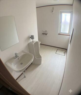 1階トイレ 2020年にトイレ内装リフォーム ＡＩにより残置物を消しております