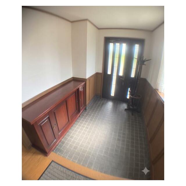 広々として明るい玄関（3帖） 別途風除室（3帖）あり ＡＩにより残置物を消しております