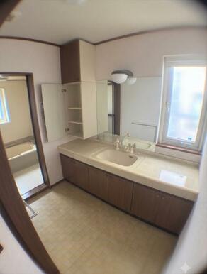 明るく広々とした洗面室（2.5帖） ＡＩにより残置物を消しております