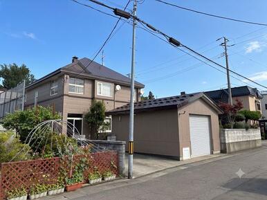 北西より撮影 駐車2台（車庫1台、カースペース1台：ロードヒーティングあり） ＡＩにより車を消去