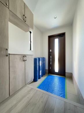 玄関を広く利用できるようシューズクローゼットを完備。ご家族みんなの靴をスッキリ収納できます！