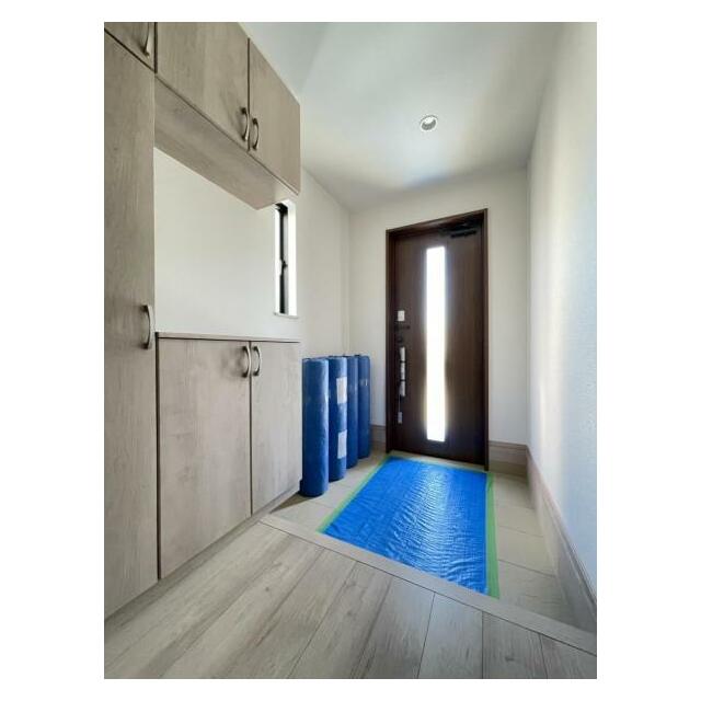 玄関を広く利用できるようシューズクローゼットを完備。ご家族みんなの靴をスッキリ収納できます！