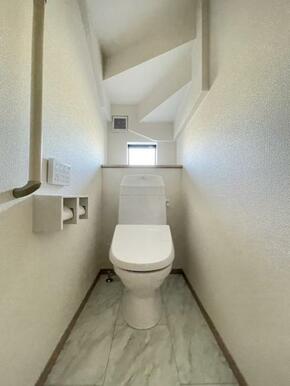 採光窓は臭い対策にもなって清潔な空間を保てます♪立ち上がりをサポートしてくれる手すりも完備！