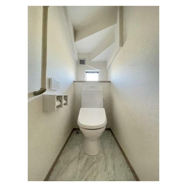 採光窓は臭い対策にもなって清潔な空間を保てます♪立ち上がりをサポートしてくれる手すりも完備！