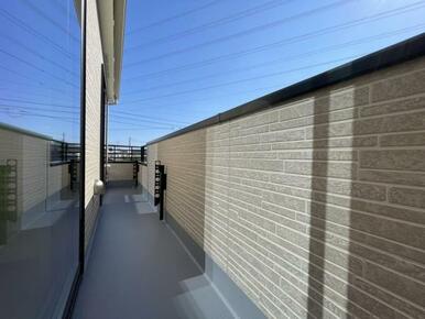 2部屋から行き来できる続きバルコニー！洗濯物や布団が干せる十分な広さです＾＾