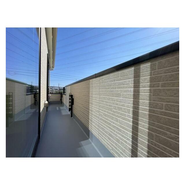 2部屋から行き来できる続きバルコニー！洗濯物や布団が干せる十分な広さです＾＾