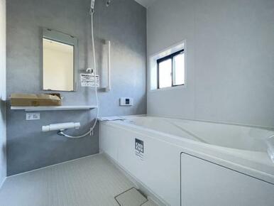 ゆったりと浸かれる1坪風呂を採用！1日の疲れを癒してくれる浴室は窓のある開放的な空間＾＾