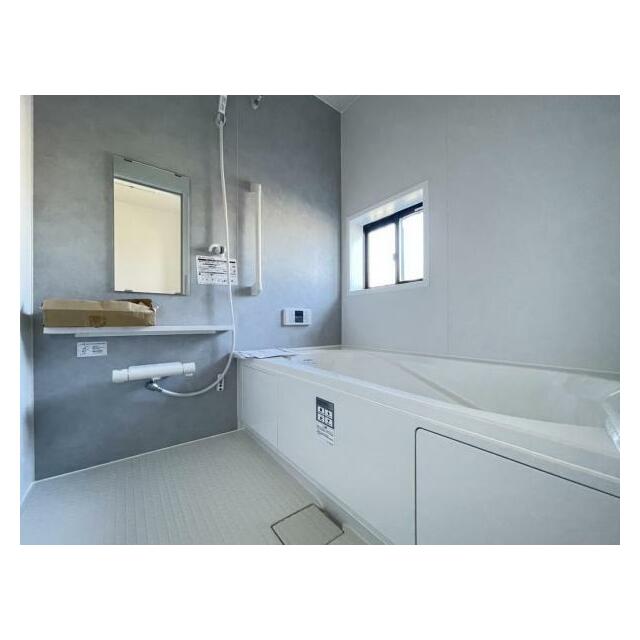 ゆったりと浸かれる1坪風呂を採用！1日の疲れを癒してくれる浴室は窓のある開放的な空間＾＾