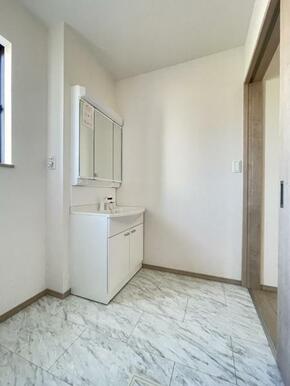 朝の準備・毎日の洗濯・帰宅後のお風呂と大活躍の洗面スペース