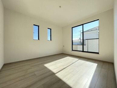 お部屋からバルコニーに出られるので洗濯物や布団などをすぐ干せ取込みも楽にできます！