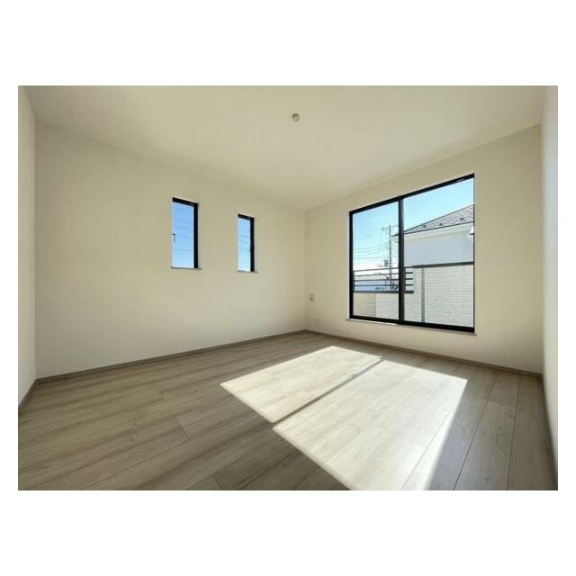 お部屋からバルコニーに出られるので洗濯物や布団などをすぐ干せ取込みも楽にできます！