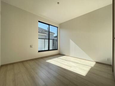 お部屋からバルコニーに出られるので洗濯物や布団などをすぐ干せ取込みも楽にできます！