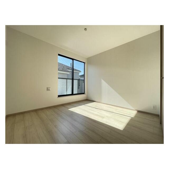 お部屋からバルコニーに出られるので洗濯物や布団などをすぐ干せ取込みも楽にできます！