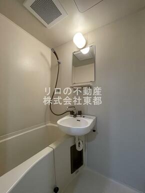 機能的で清潔感のある洗面所と一体型のバスルームです