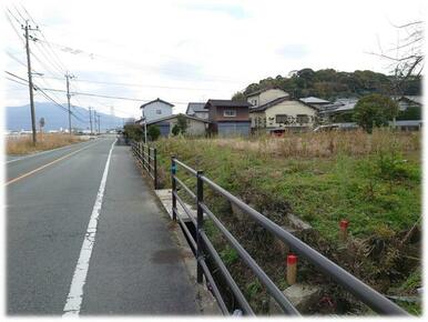 北側道路から架橋を要します。