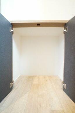 1階トイレ収納。生活感が出にくく、清潔感のある空間になります。※類似物件の参考画像です。