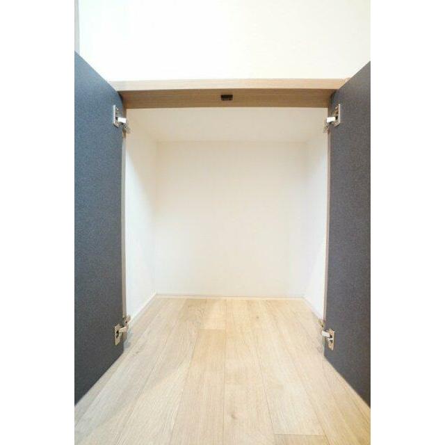 1階トイレ収納。生活感が出にくく、清潔感のある空間になります。※類似物件の参考画像です。