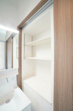 洗面所扉裏収納。生活感の出やすい物を扉裏に収納すれば、見た目がスッキリします♪※類似の参考画像です。